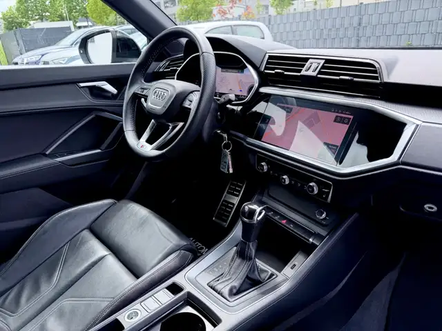 Audi Q3 view 12
