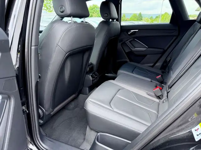 Audi Q3 view 14