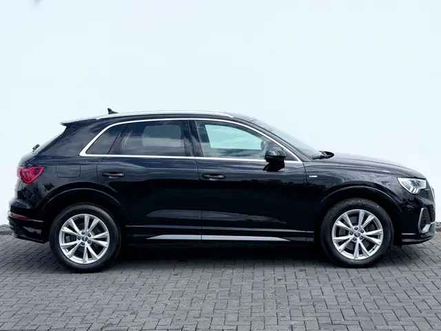 Audi Q3 view 4