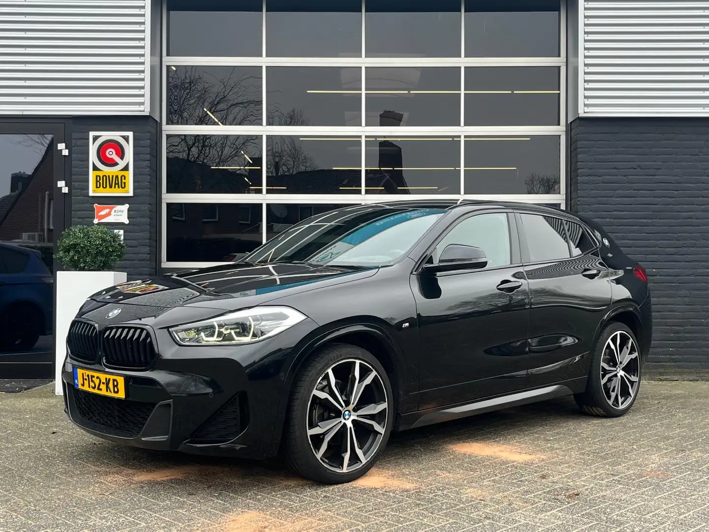 BMW X2 sDrive18i High Executive, M-pakket, Automaat, Crui Schwarz - 1