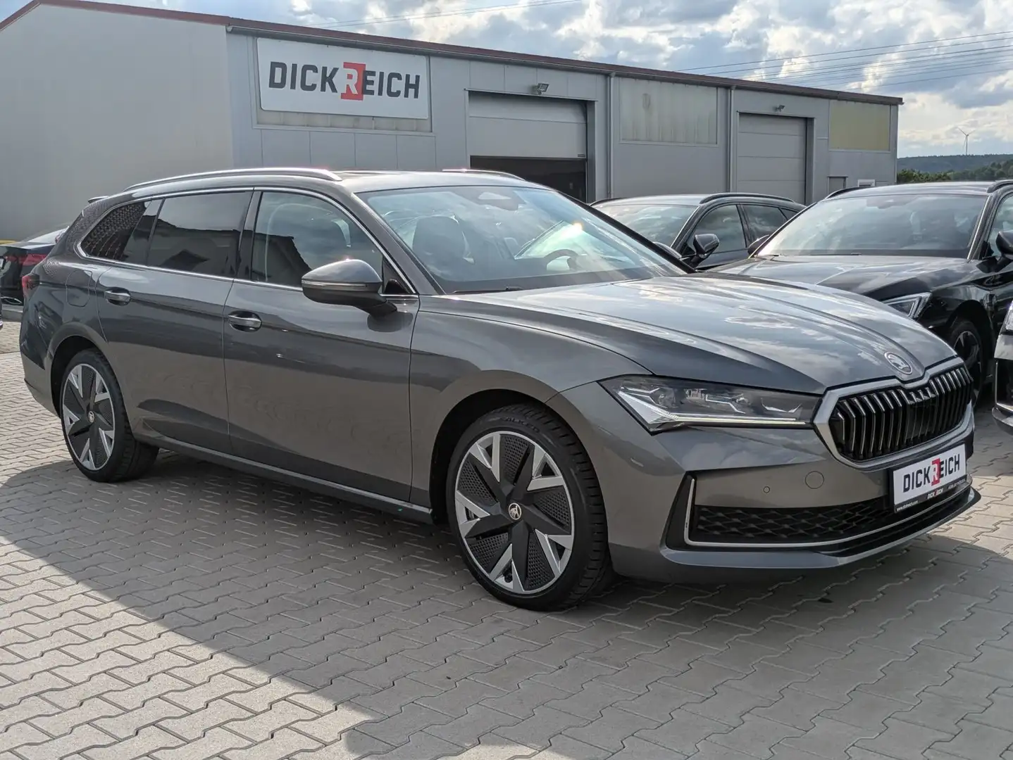Skoda Superb 2.0 TDI 4x4 Selection MATRIX*AHK*PANO*19" Grijs - 1