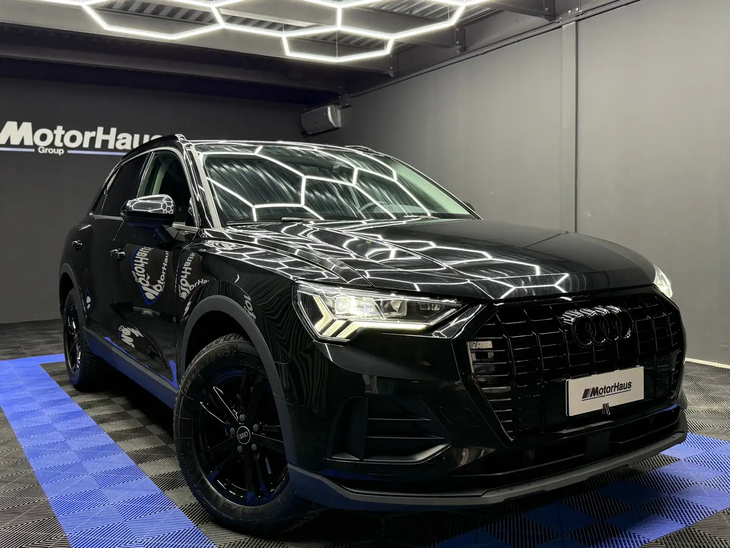 Audi Q3 35 2.0 tdi Business Advanced Zwart - 1