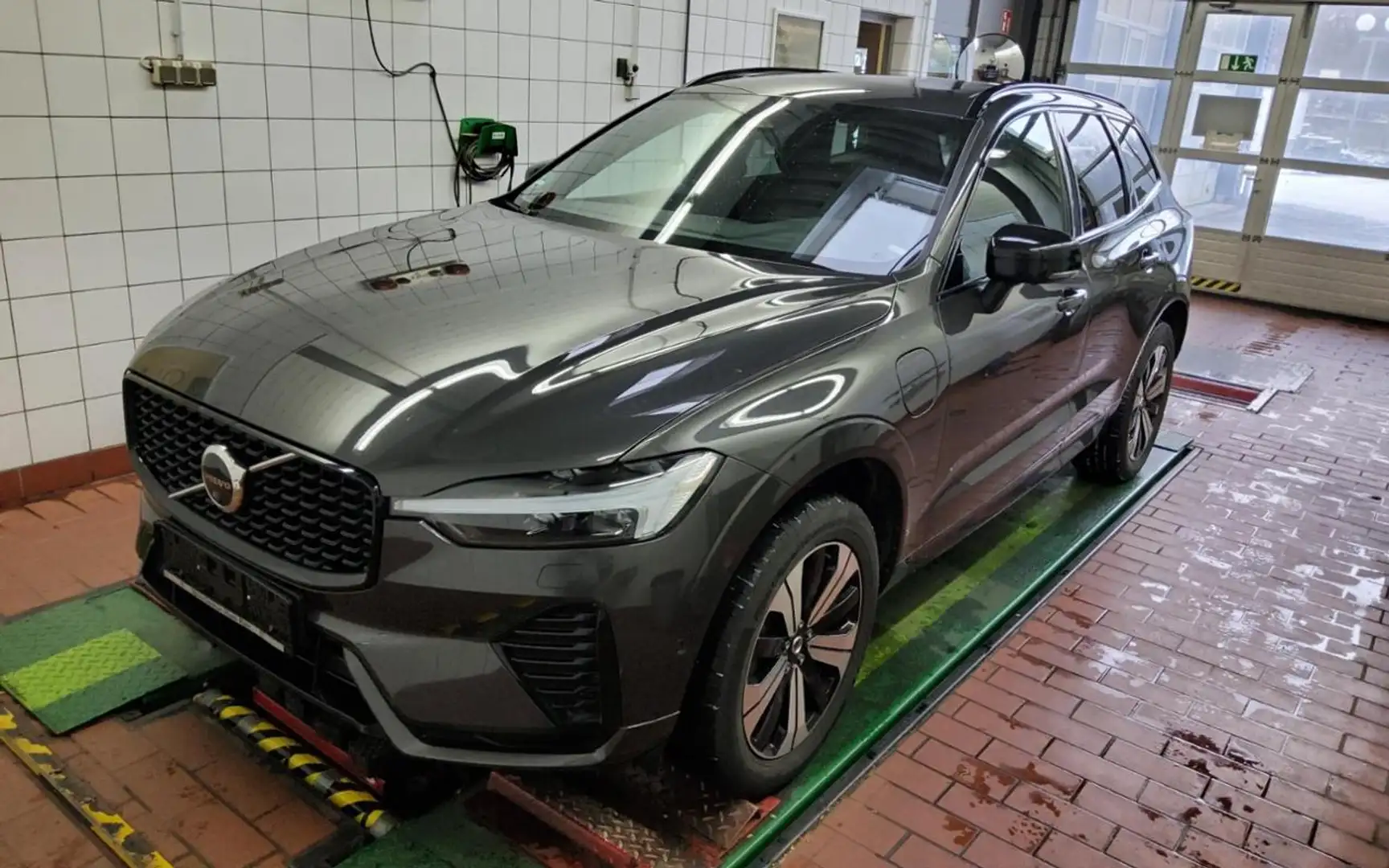 Volvo XC60 T6 PLUG-IN AWD PLUS DARK AHK+FAP+PANO+360°+ Grau - 2
