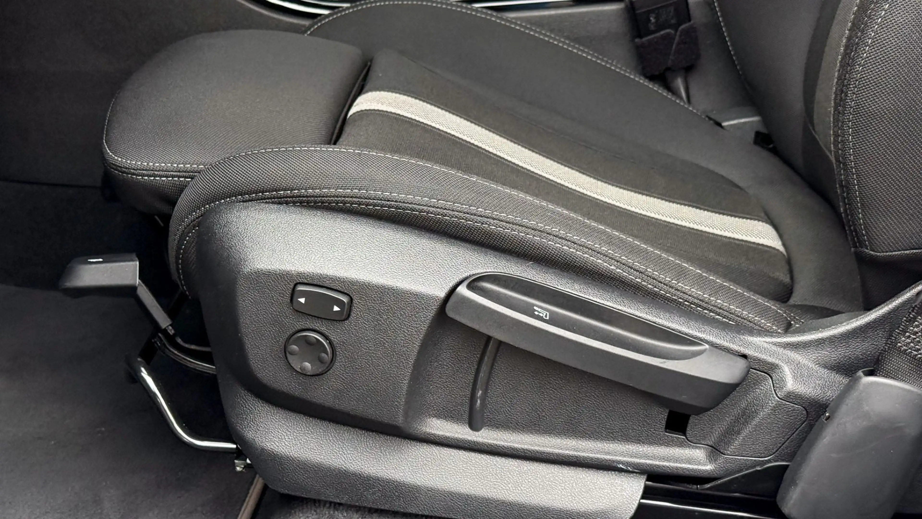 BMW X2 sDrive18d — photo 15