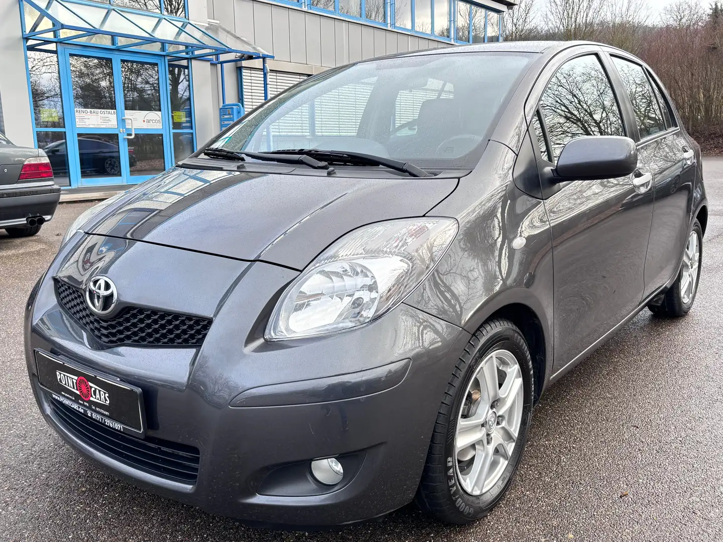 Toyota Yaris 1.3 16V Life*1.HAND-EURO 4-ALU-WR-6 GANG* Grau - 1