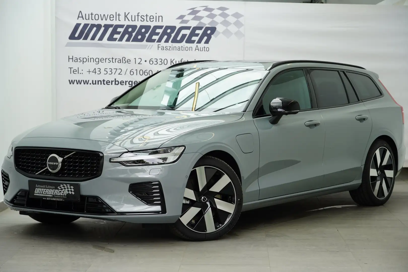 Volvo V60 T6 PHEV AWD Ultimate Gri - 2