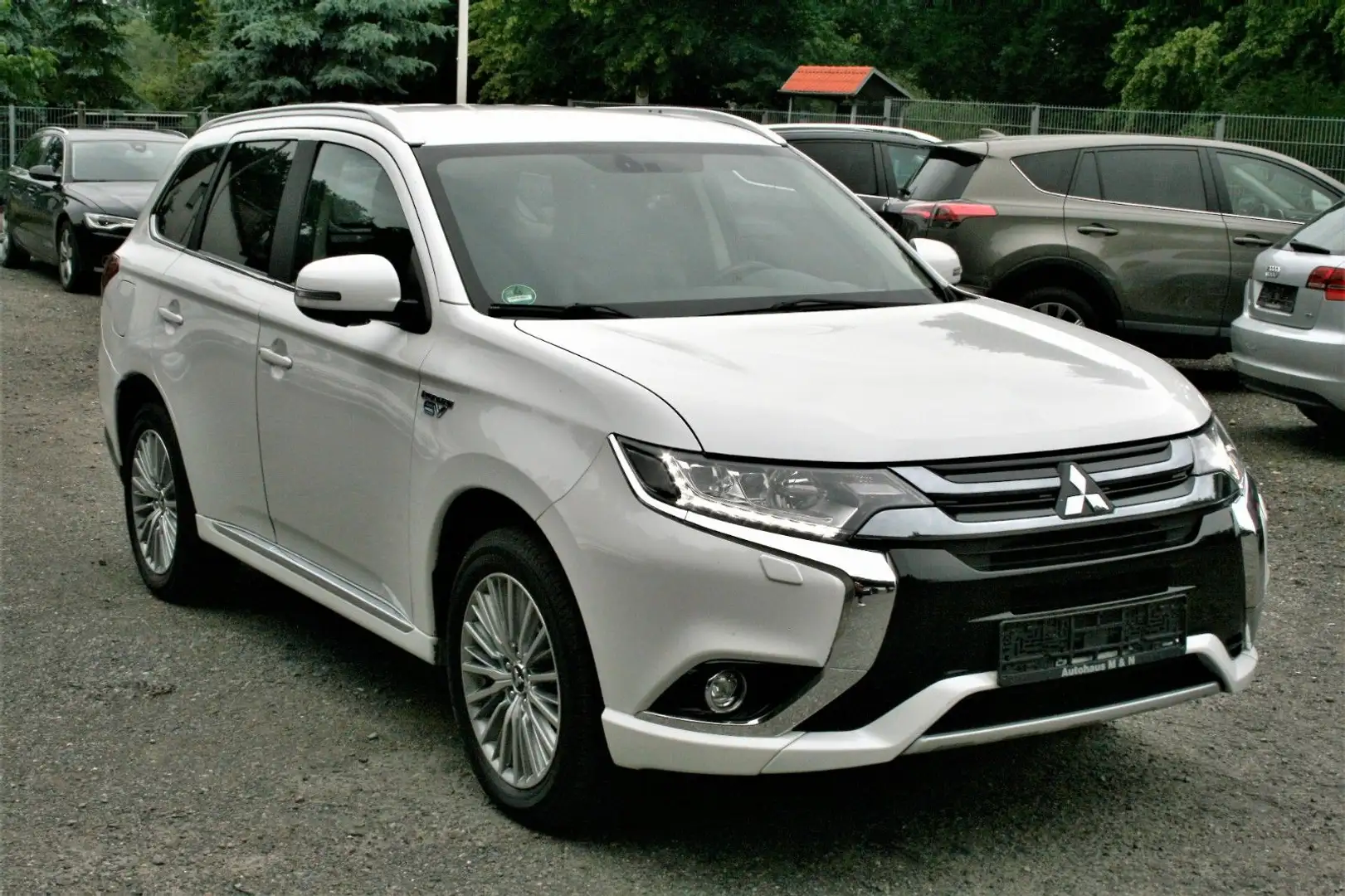 Mitsubishi Outlander PHEV Plus 4WD+Xenon+360°+AHK+PDC+Leder Weiß - 1