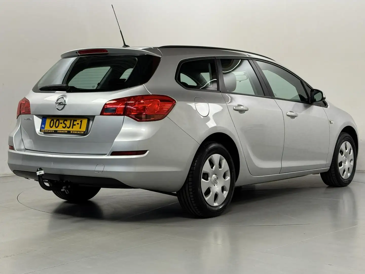 Opel Astra Sports Tourer 1.4 Edition Trekhaak Grau - 2