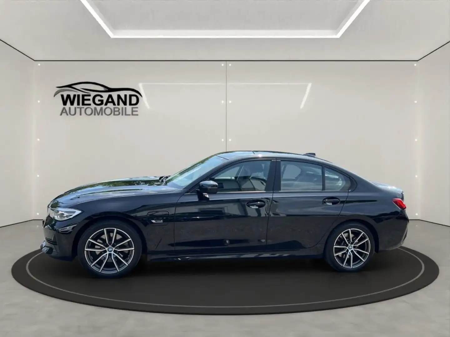 BMW 320 e Aut. ADVANTAGE+MEMORY+AHK+LED+PARKING ASS. Zwart - 1