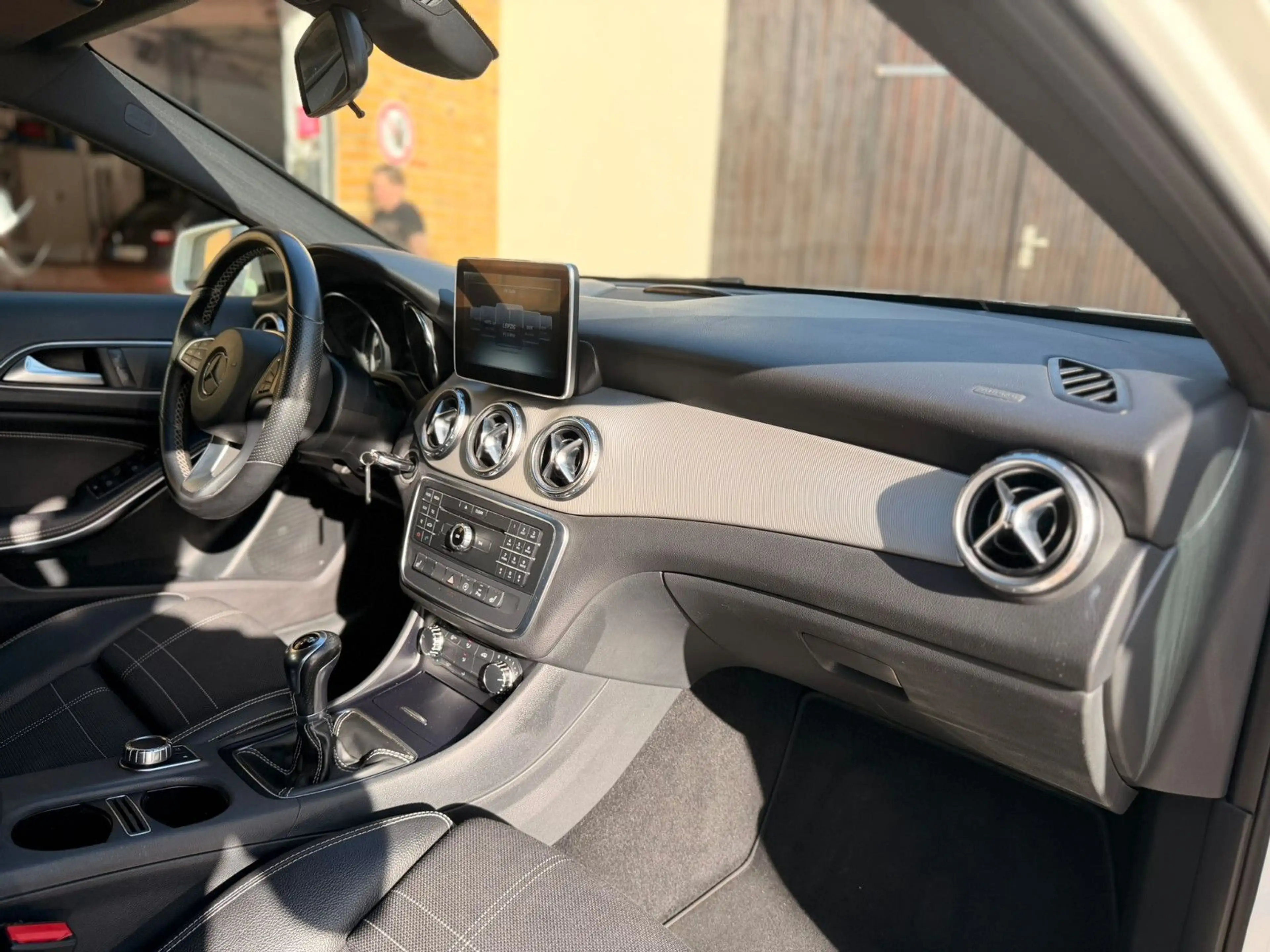 Mercedes-Benz GLA 180 Score BiXenon Navigation PDC Teilleder — photo 14