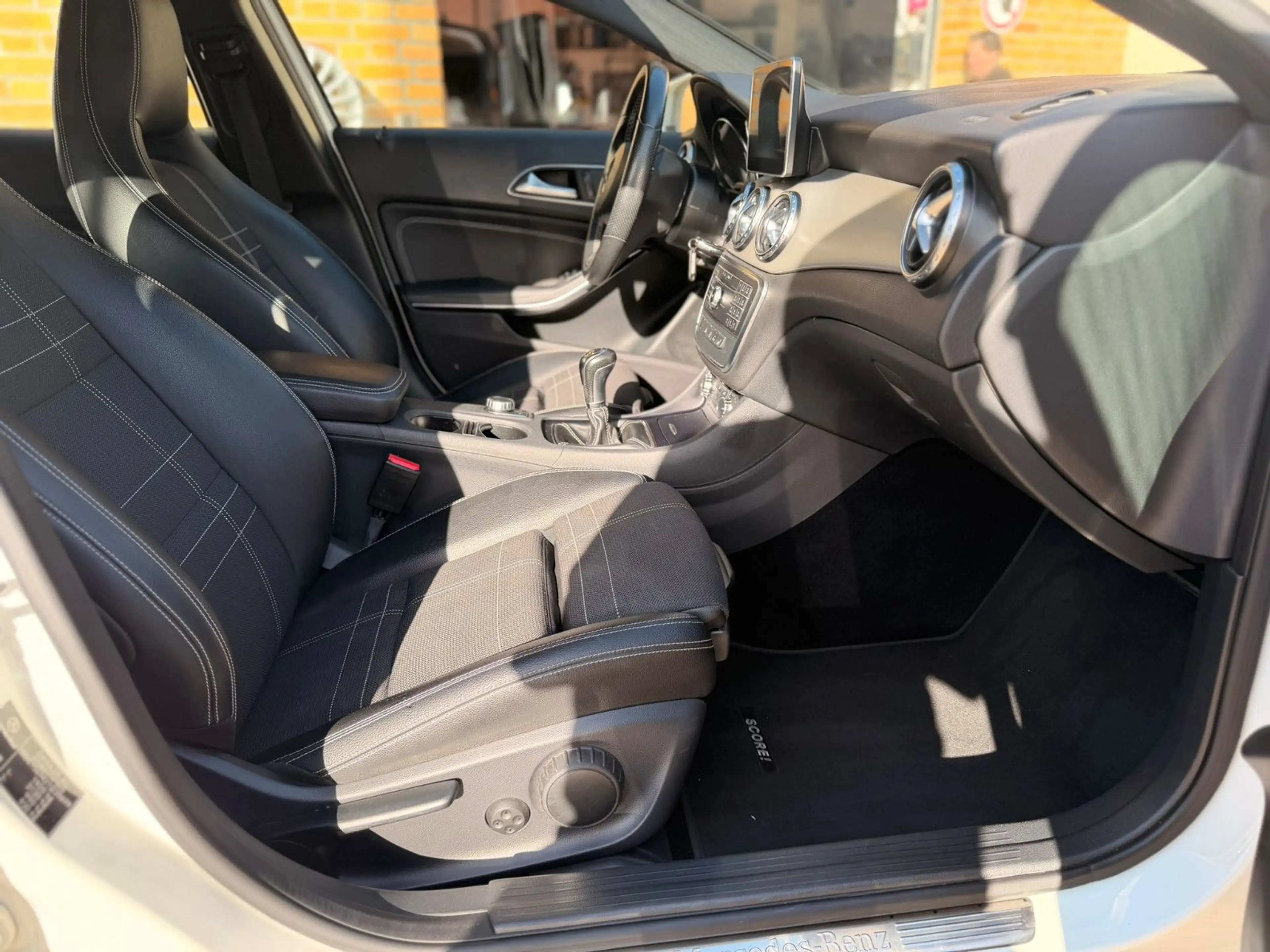 Mercedes-Benz GLA 180 Score BiXenon Navigation PDC Teilleder — photo 15