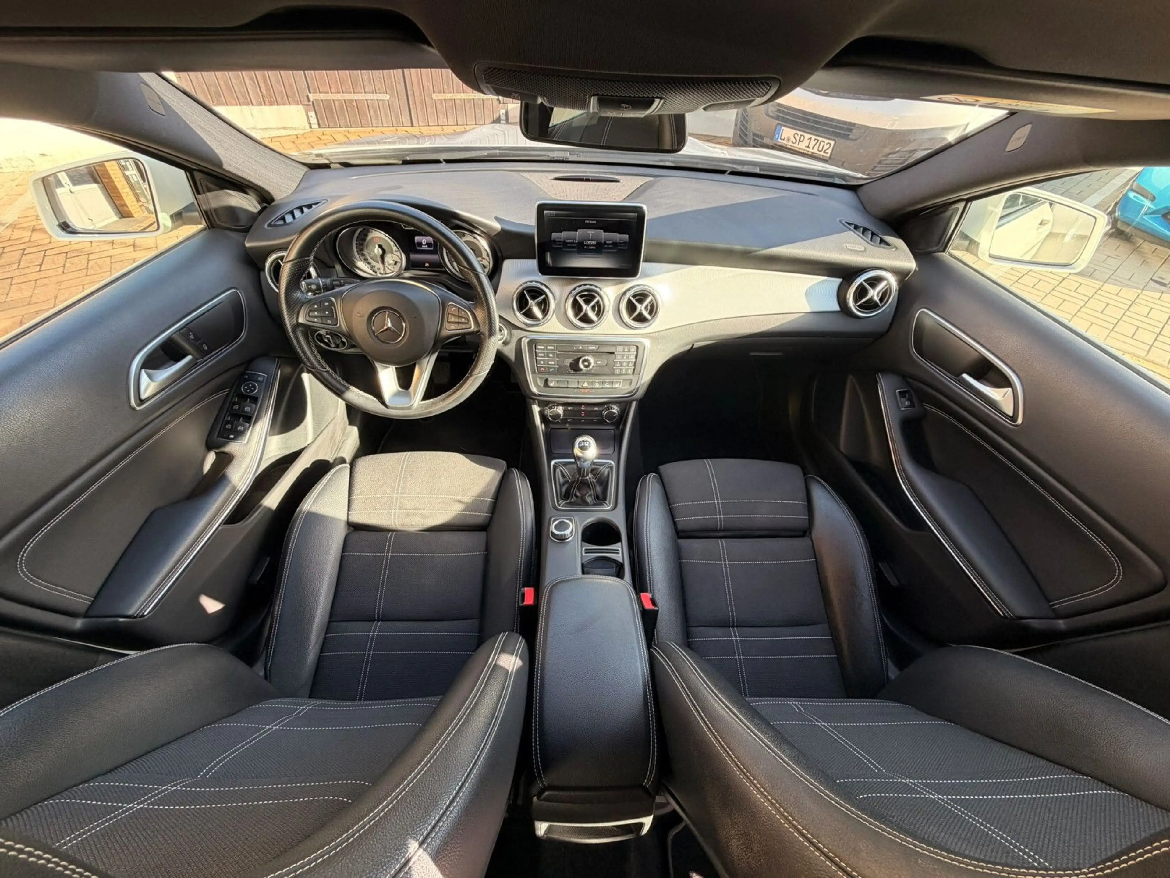 Mercedes-Benz GLA 180 Score BiXenon Navigation PDC Teilleder — photo 11