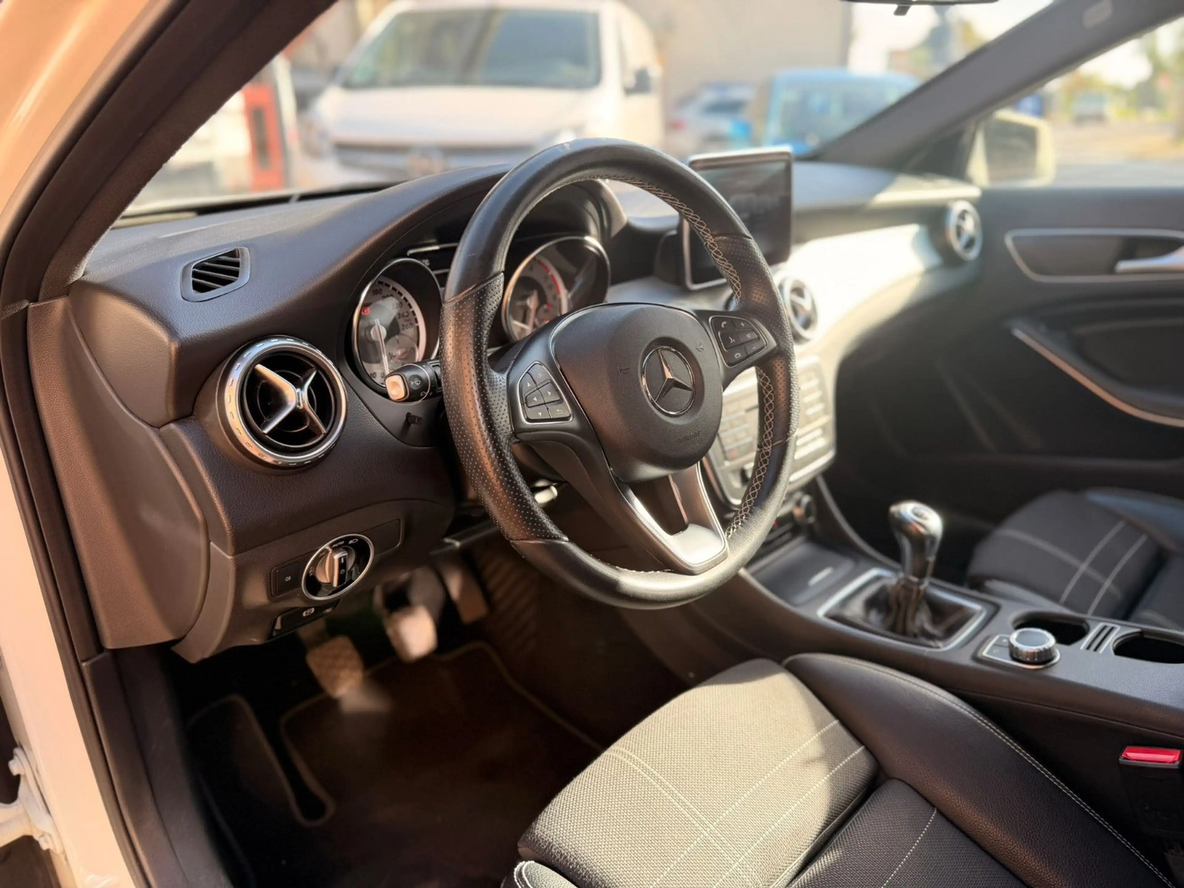 Mercedes-Benz GLA 180 Score BiXenon Navigation PDC Teilleder — photo 12