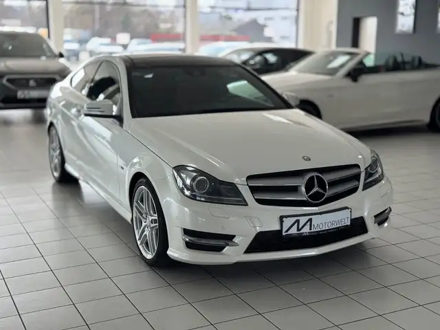Mercedes-Benz C 350 CGI BlueEfficiency /AMG/Panorama/HarmanKar