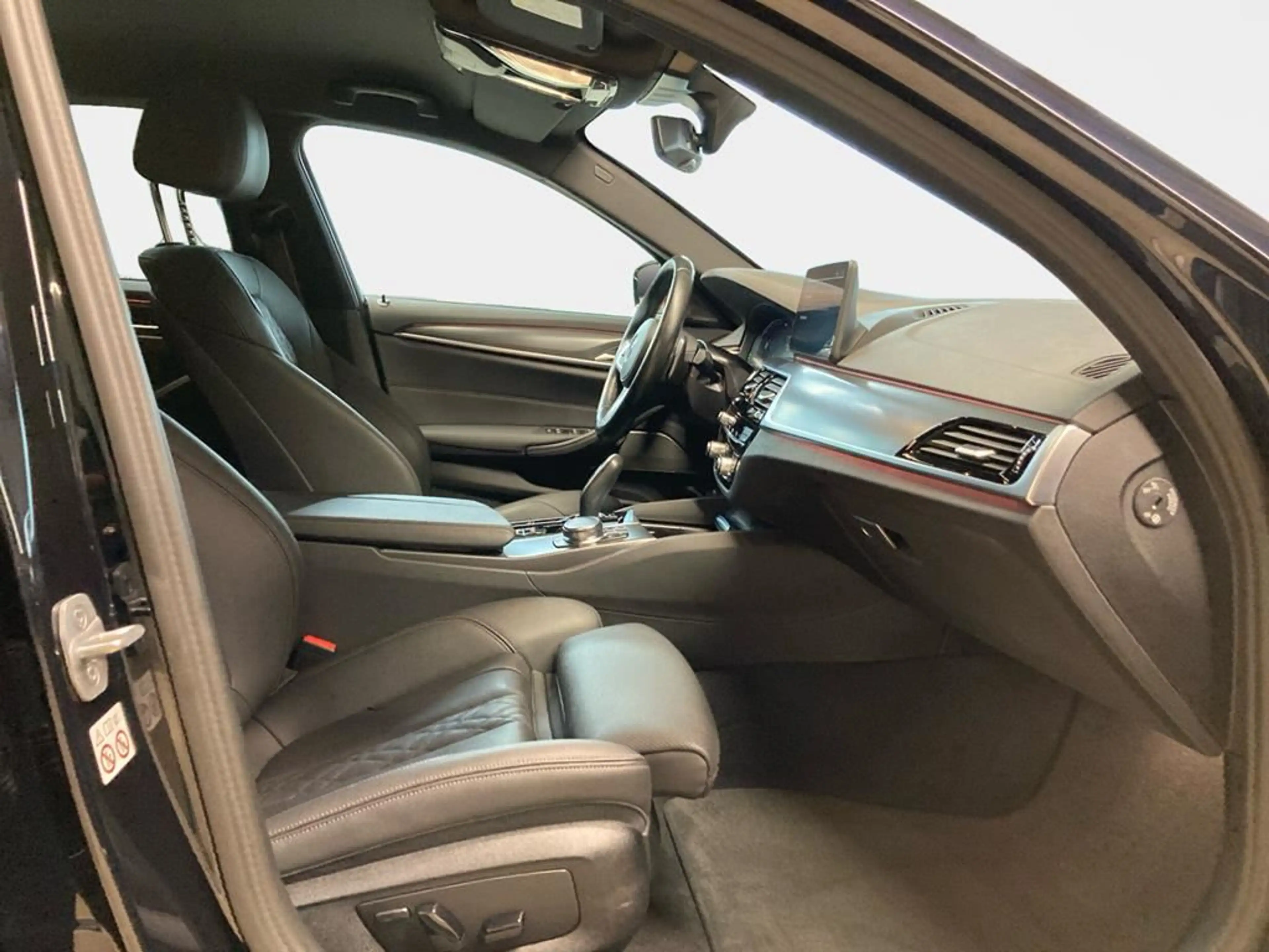 BMW 540 M Sport Pro — photo 14