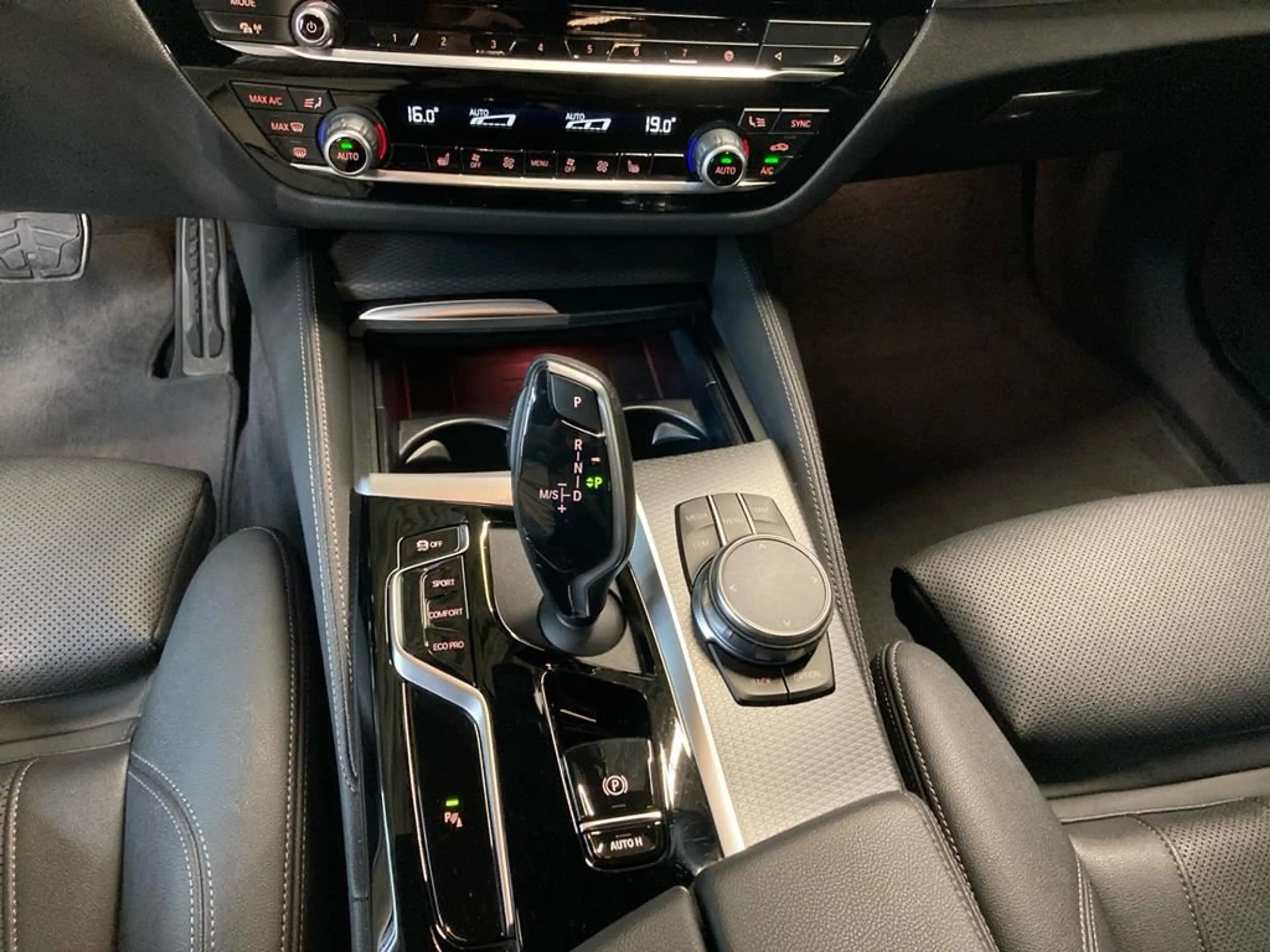 BMW 540 M Sport Pro — photo 11