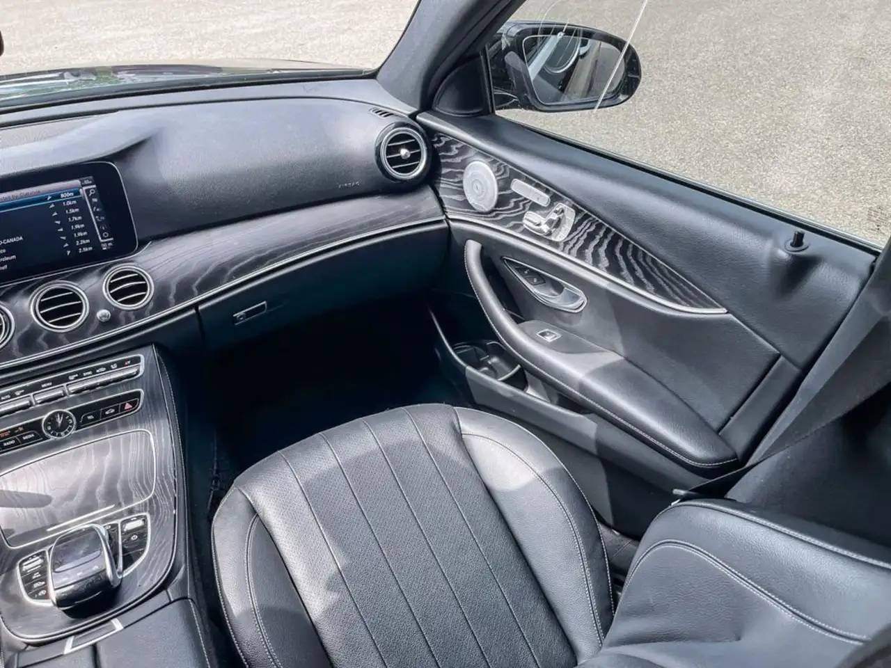 Mercedes-Benz E-Class снимка Mercedes-Benz E-Class