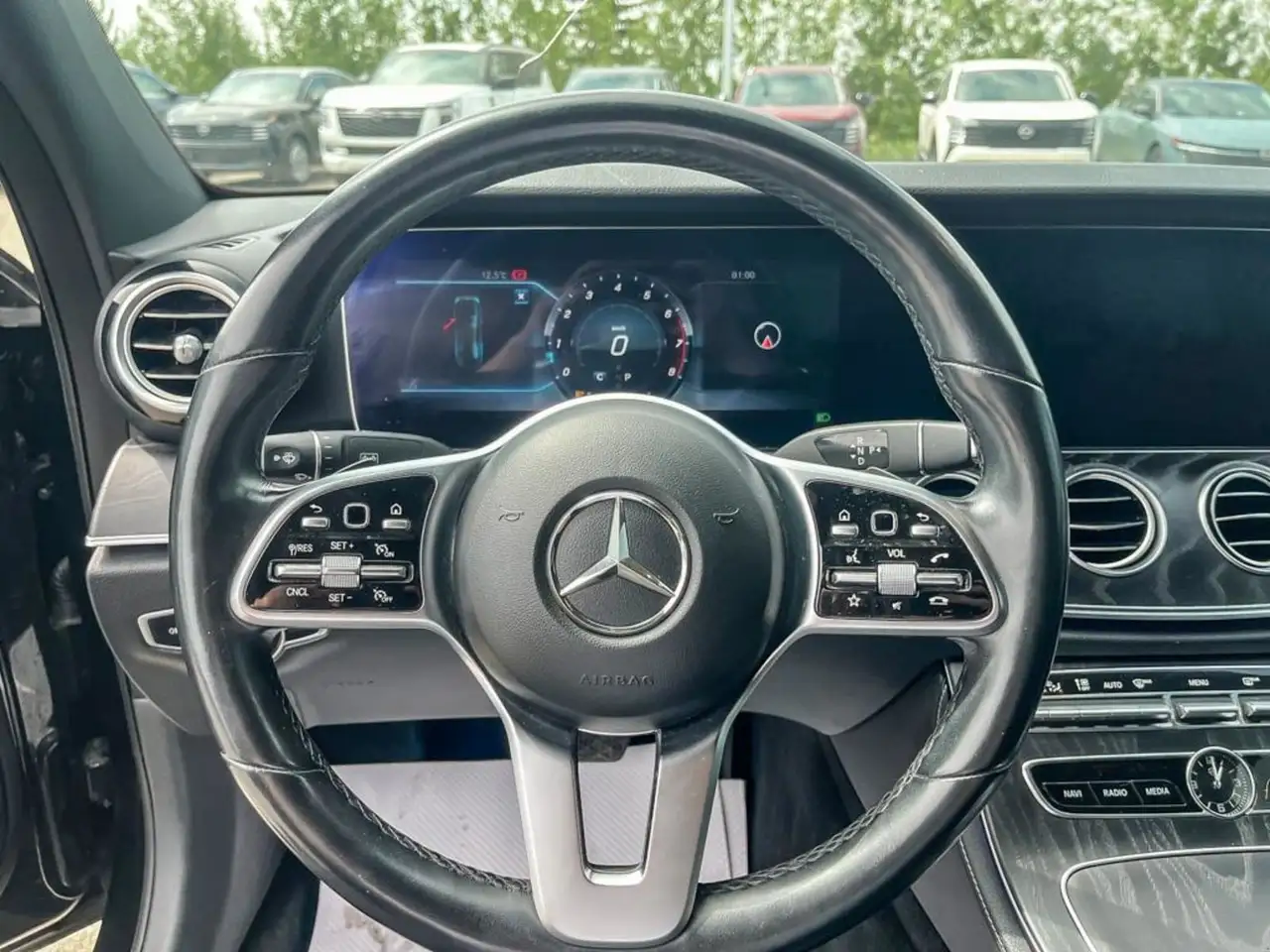 Mercedes-Benz E-Class снимка Mercedes-Benz E-Class