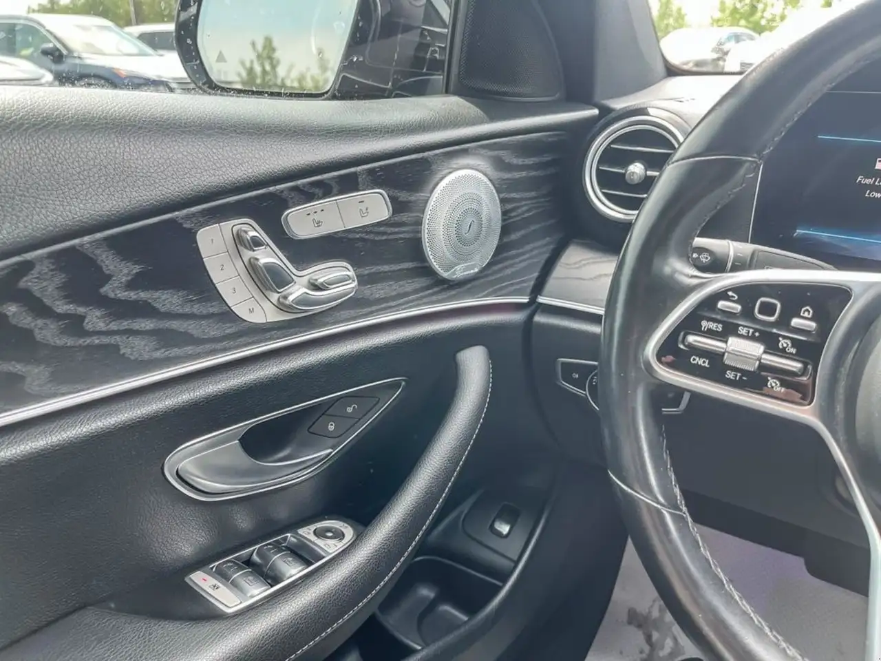 Mercedes-Benz E-Class снимка Mercedes-Benz E-Class