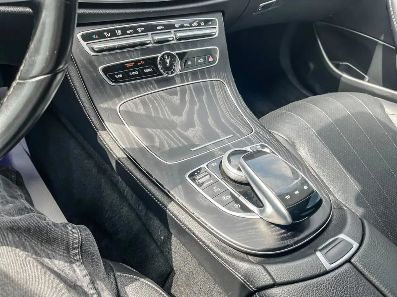 Mercedes-Benz E-Class снимка Mercedes-Benz E-Class