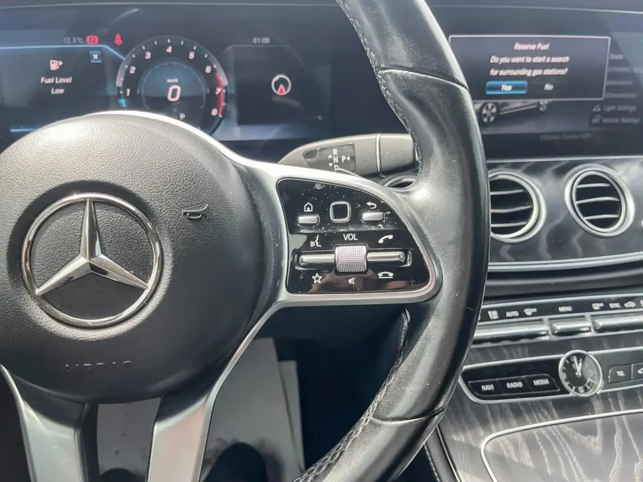 Mercedes-Benz E-Class снимка Mercedes-Benz E-Class