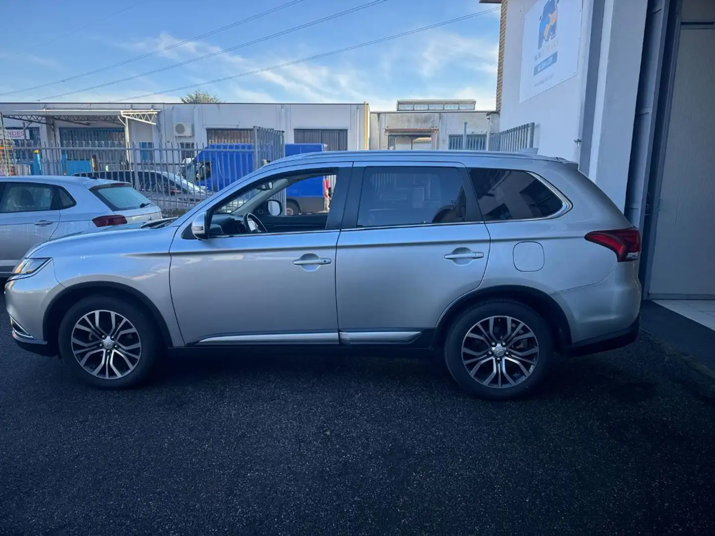 Mitsubishi Outlander 2.2 DI-D 4WD Instyle Plus SDA 7 posti Gris - 2