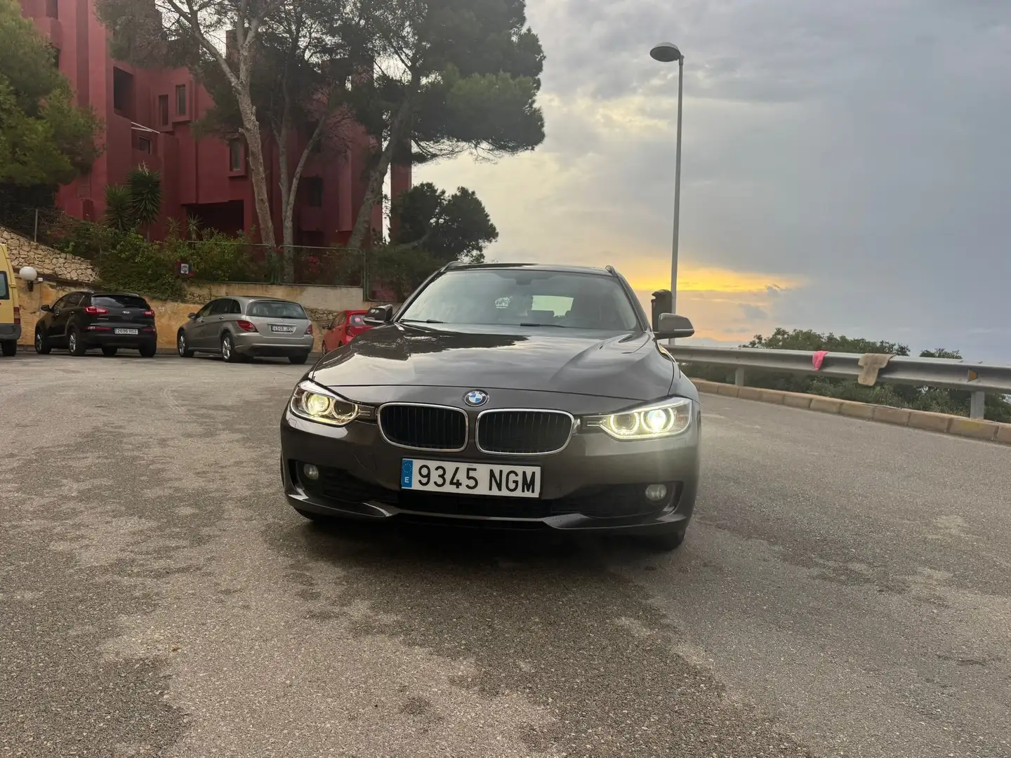 BMW 318 318d Touring Essential Plus Edition Brun - 1