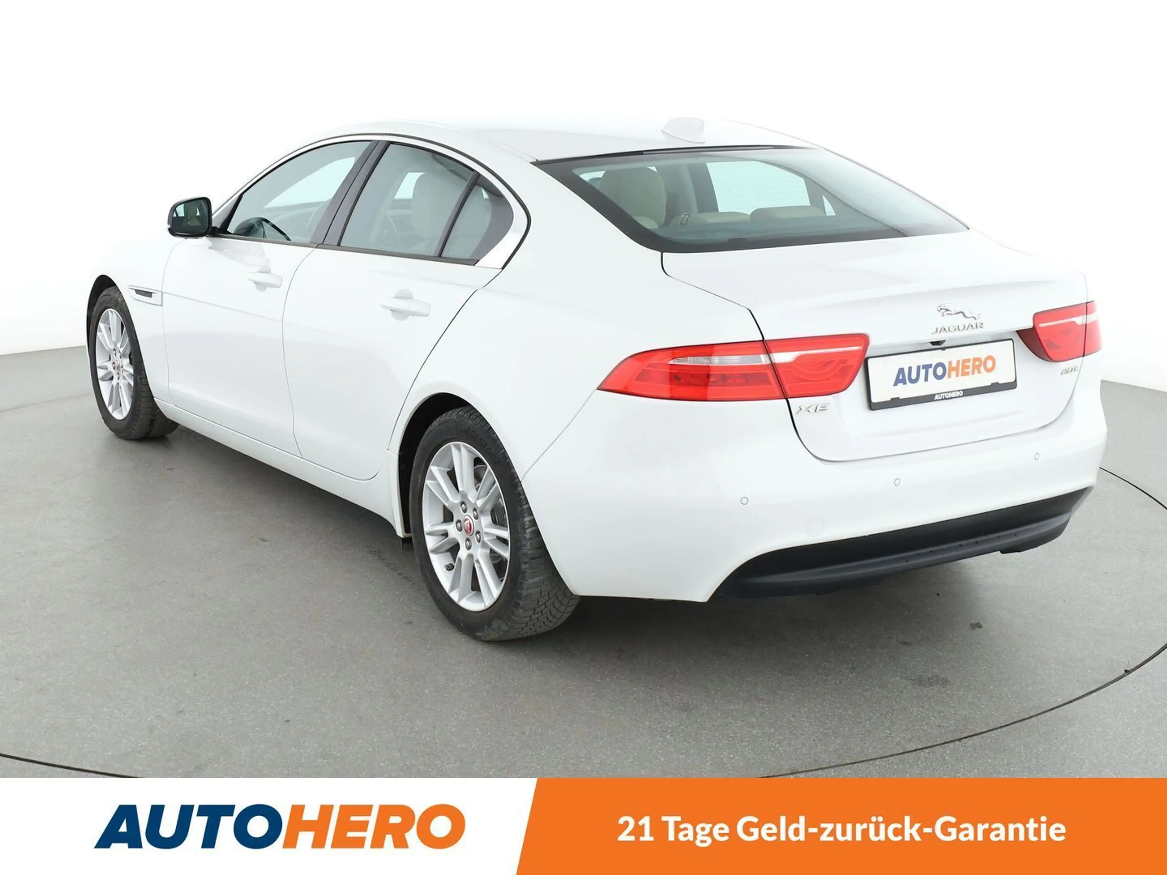 Jaguar XE 20t Pure Aut.*NAVI*TEMPO*CAM*PDC*KLIMA*GARANTIE* — photo 4