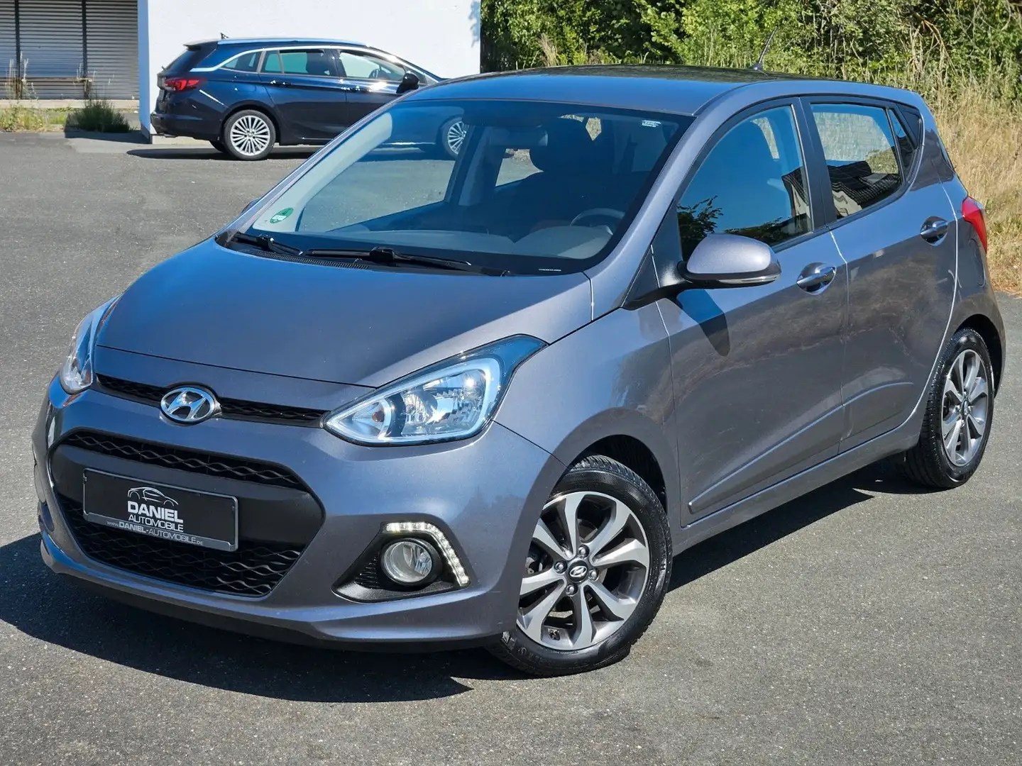 Hyundai i10 1.0 FIFA World Cup Edition KLIMA+ALU+SHZ+LED Grau - 2