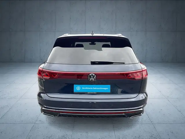 Volkswagen Touareg view 4