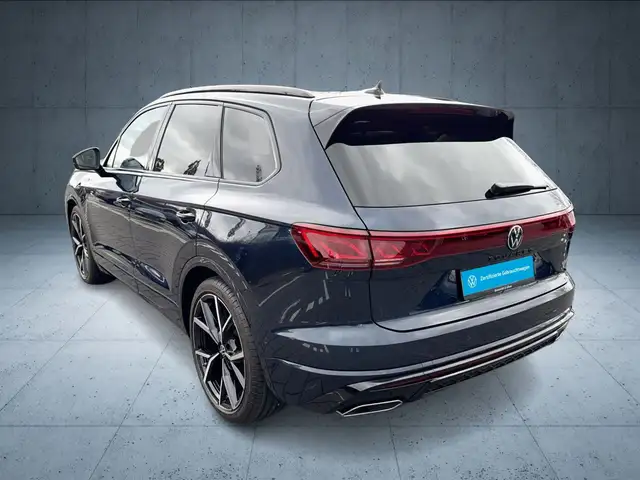 Volkswagen Touareg view 3