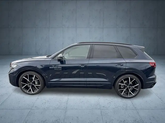 Volkswagen Touareg view 2