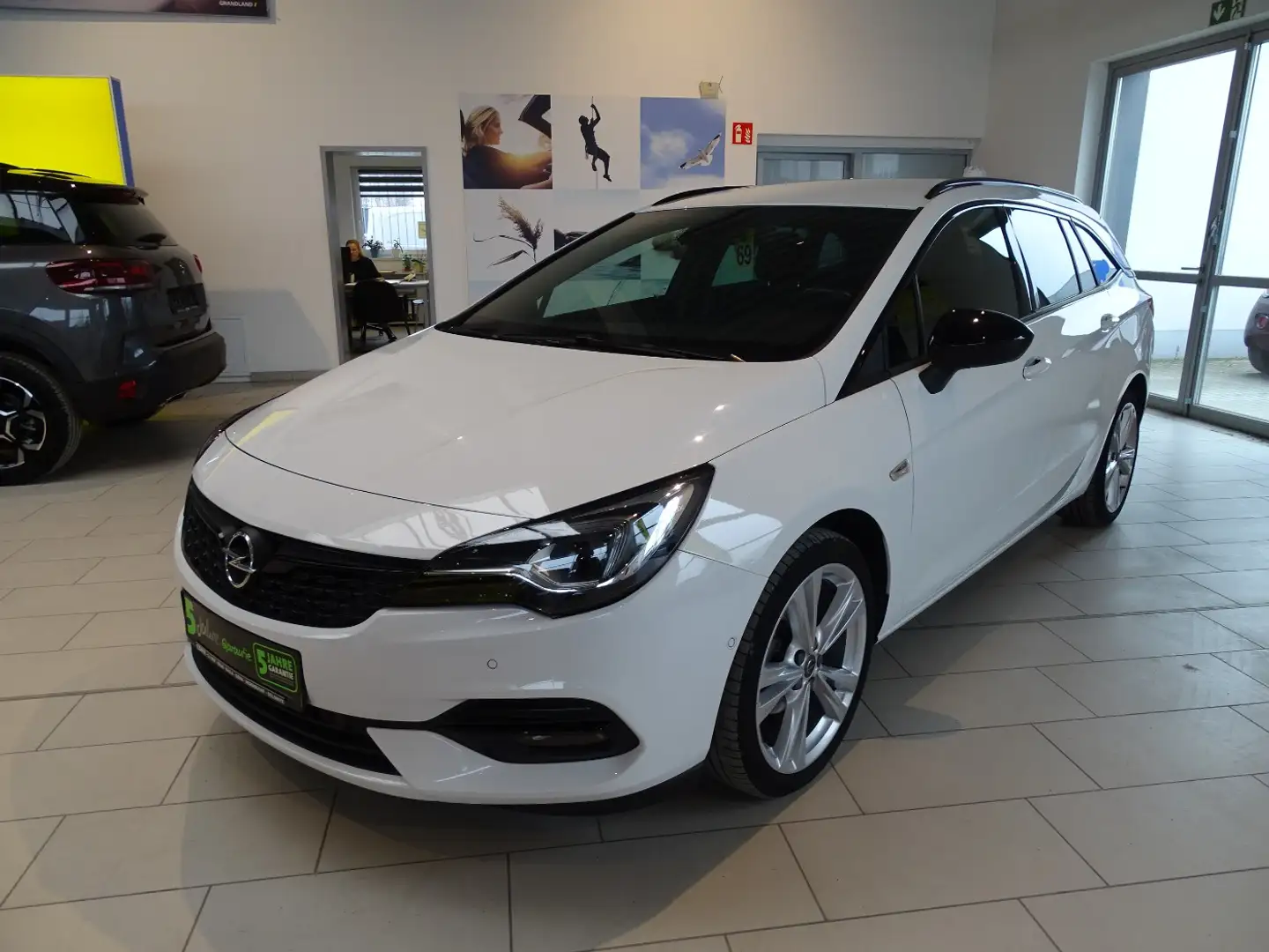 Opel Astra K Sportstourer 1,2 Turbo ULTIMATE Alcantara Wit - 2