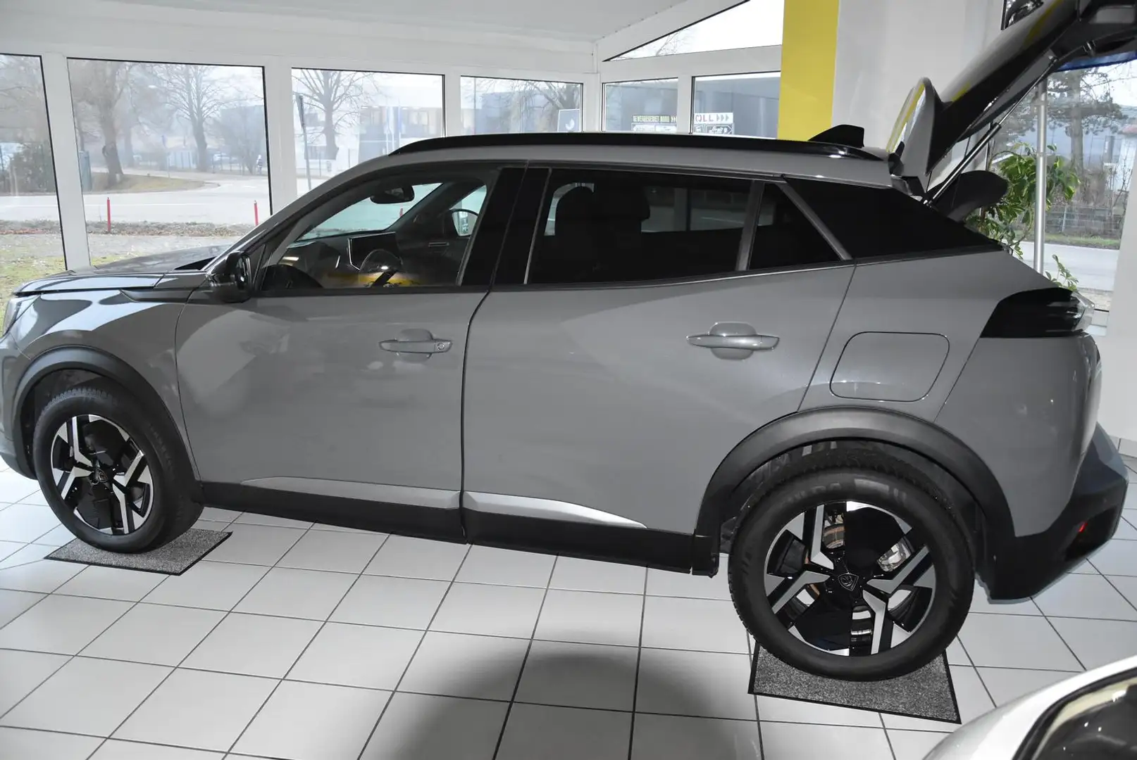 Peugeot 2008 1.2 12V e-THP / PureTech Grau - 2