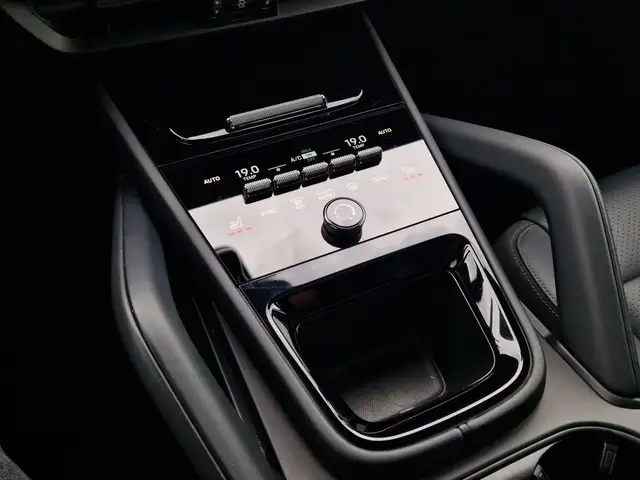 Porsche Cayenne view 12
