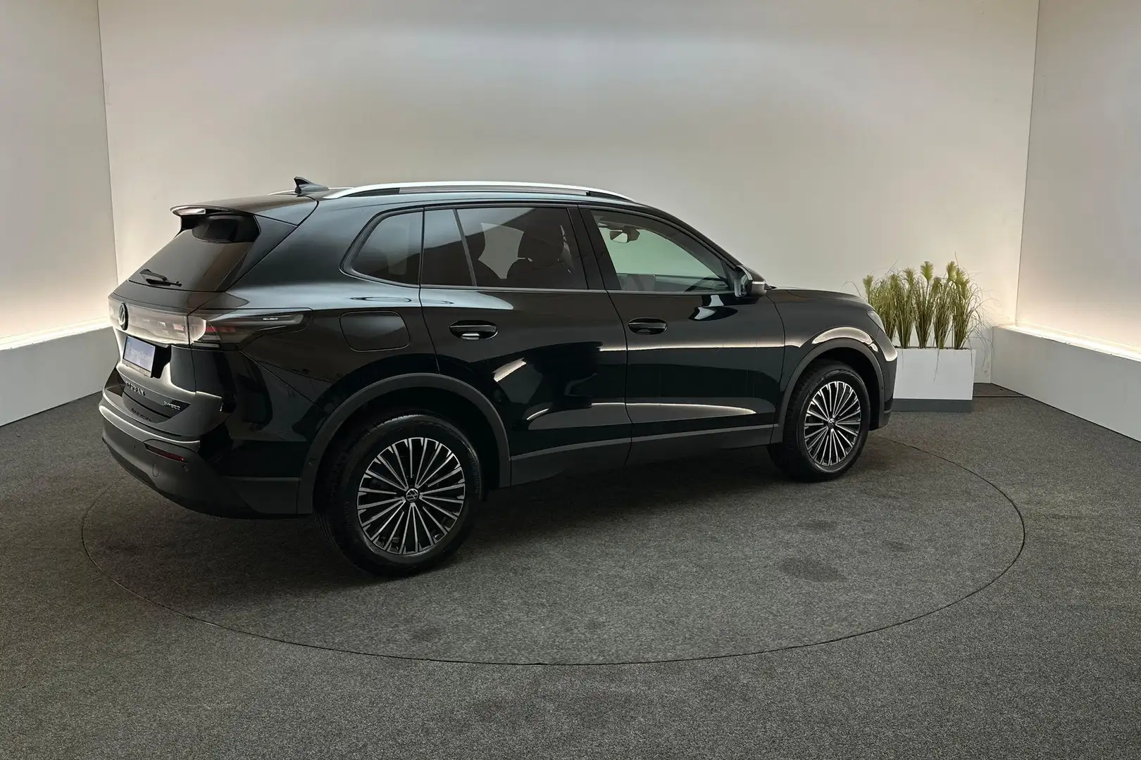 Volkswagen Tiguan 1.5 204pk DSG eHybrid Life Edition | 18" LM Velgen Schwarz - 2