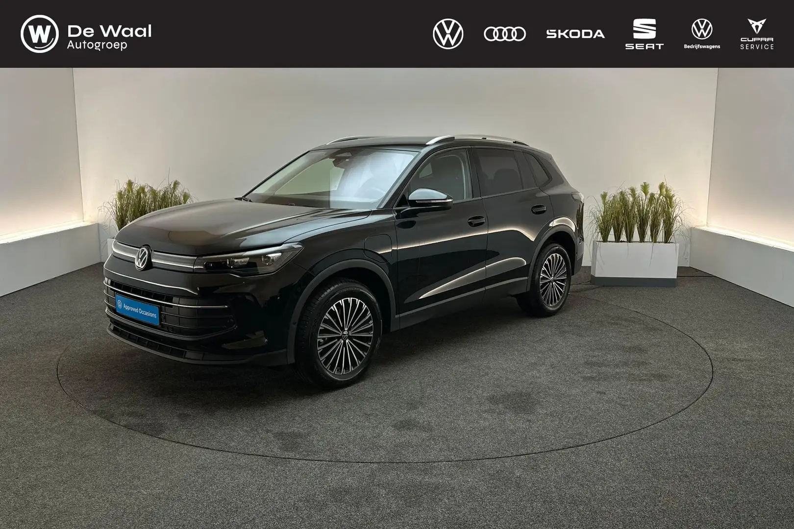 Volkswagen Tiguan 1.5 204pk DSG eHybrid Life Edition | 18" LM Velgen Schwarz - 1