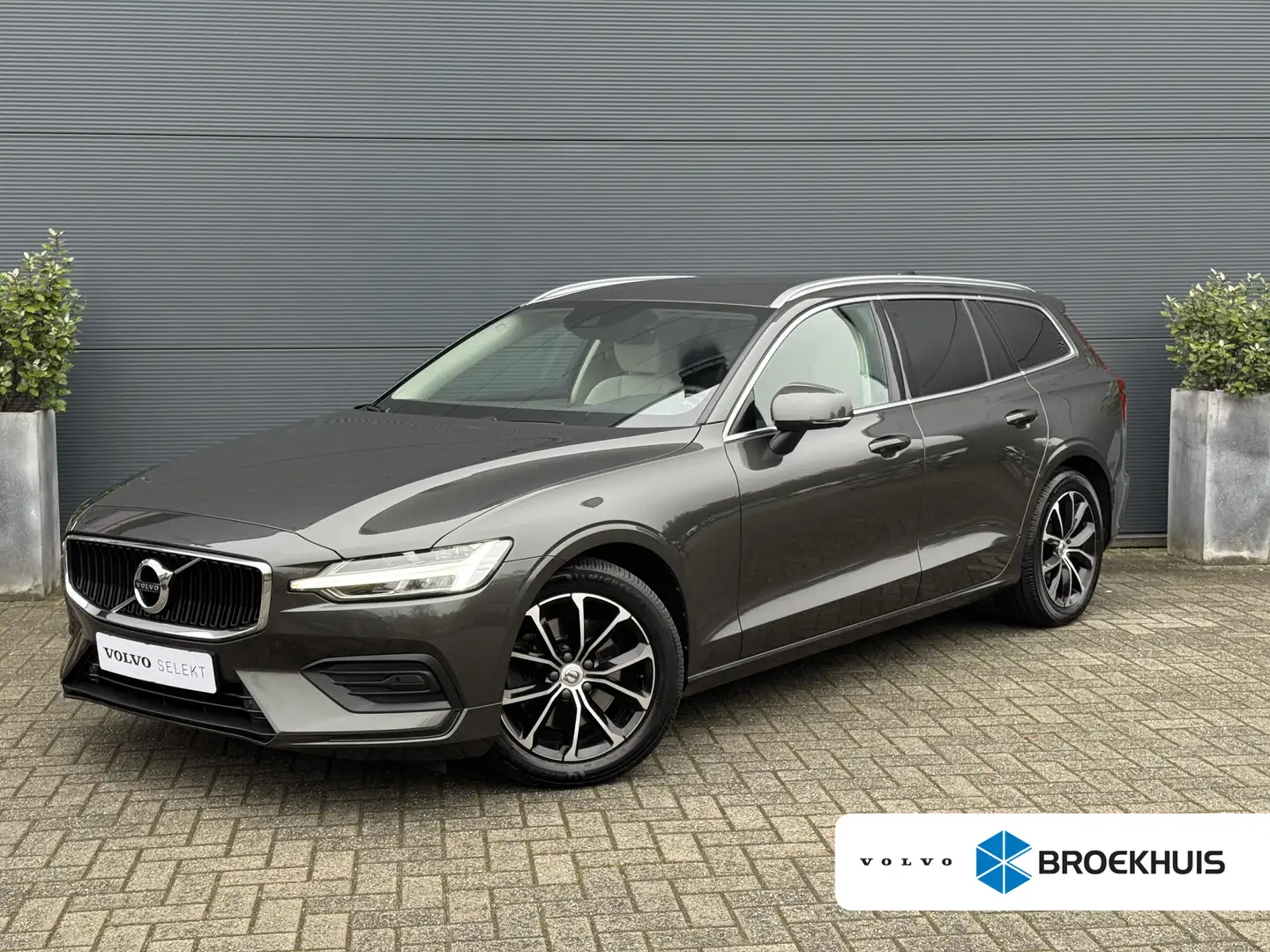 Volvo V60 2.0 B3 Momentum Business | Pilot Assist | Trekhaak Gris - 1