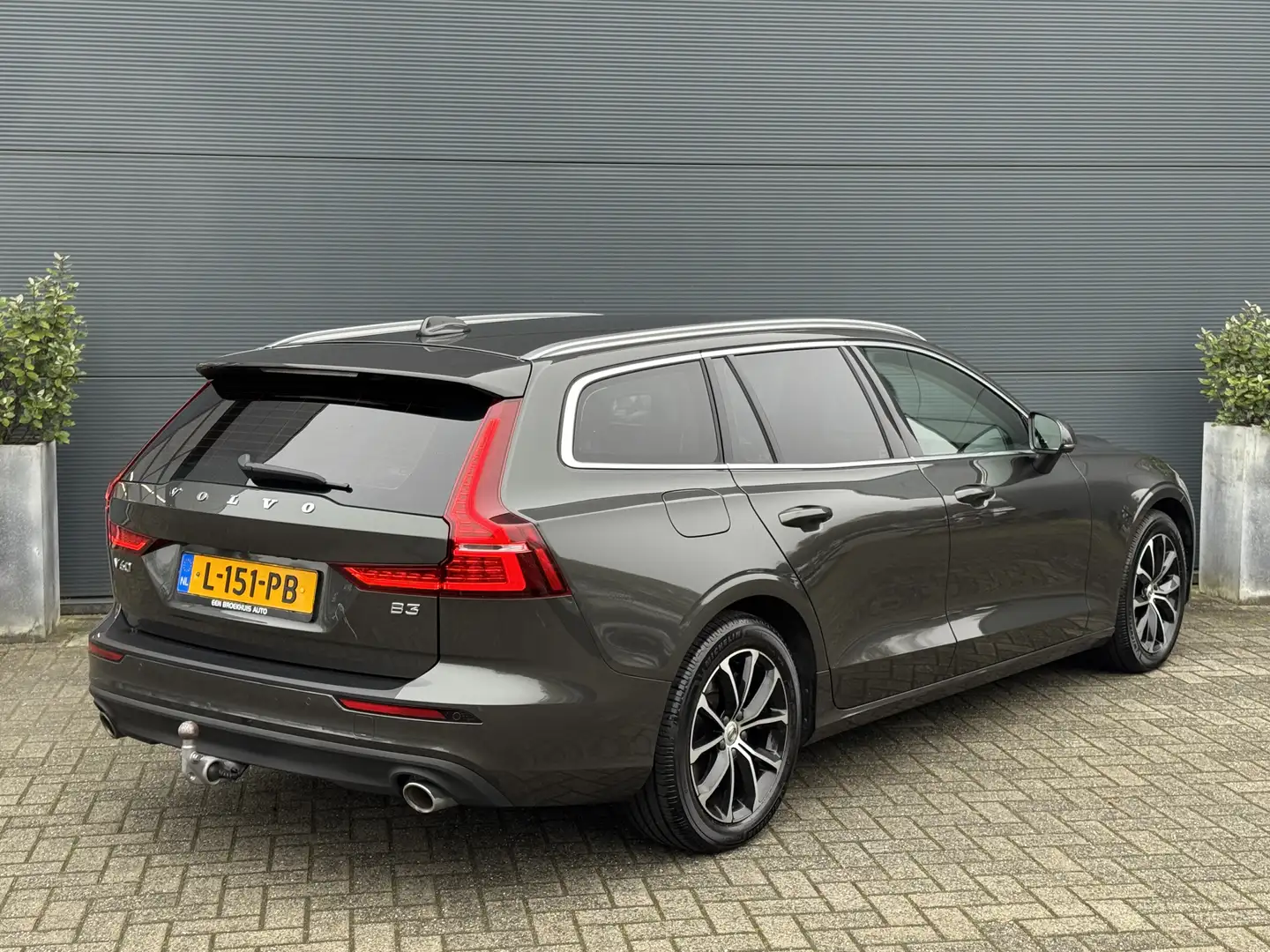 Volvo V60 2.0 B3 Momentum Business | Pilot Assist | Trekhaak Gris - 2