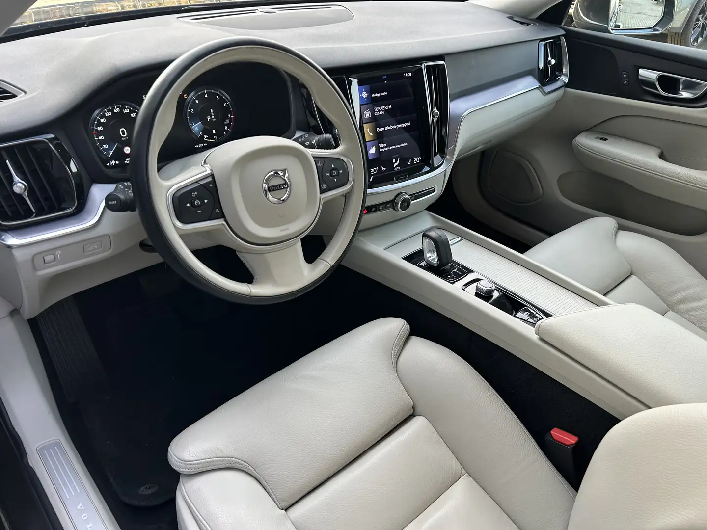 Volvo V60 2.0 B3 Momentum Business | Pilot Assist | Trekhaak Gris - 2