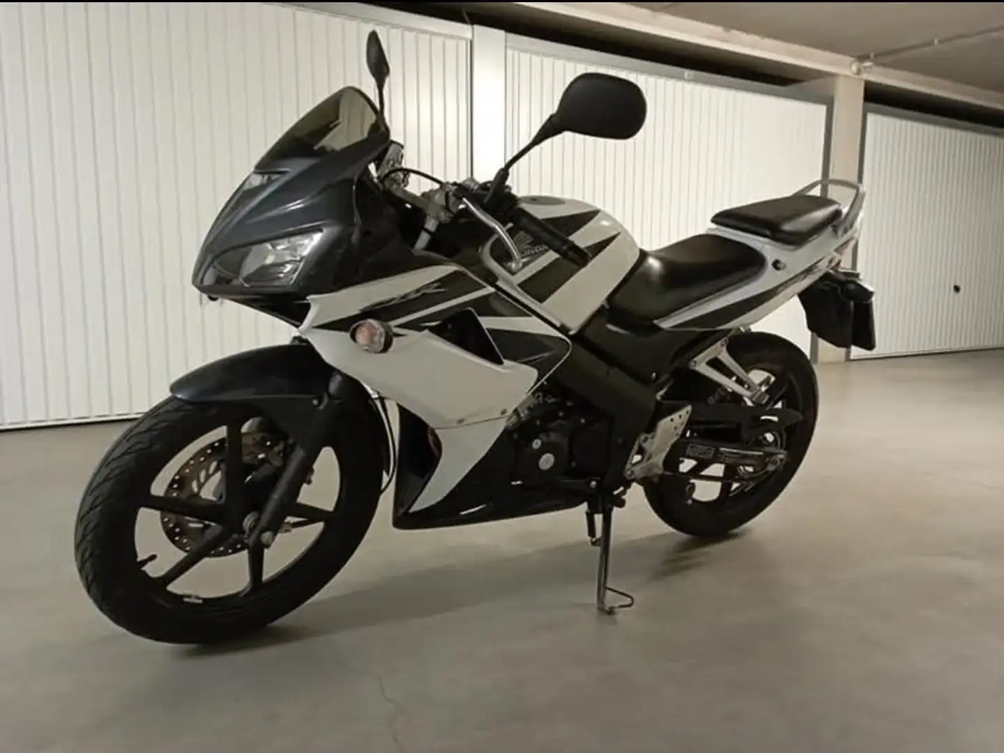 Honda CBR 125 Černá - 1