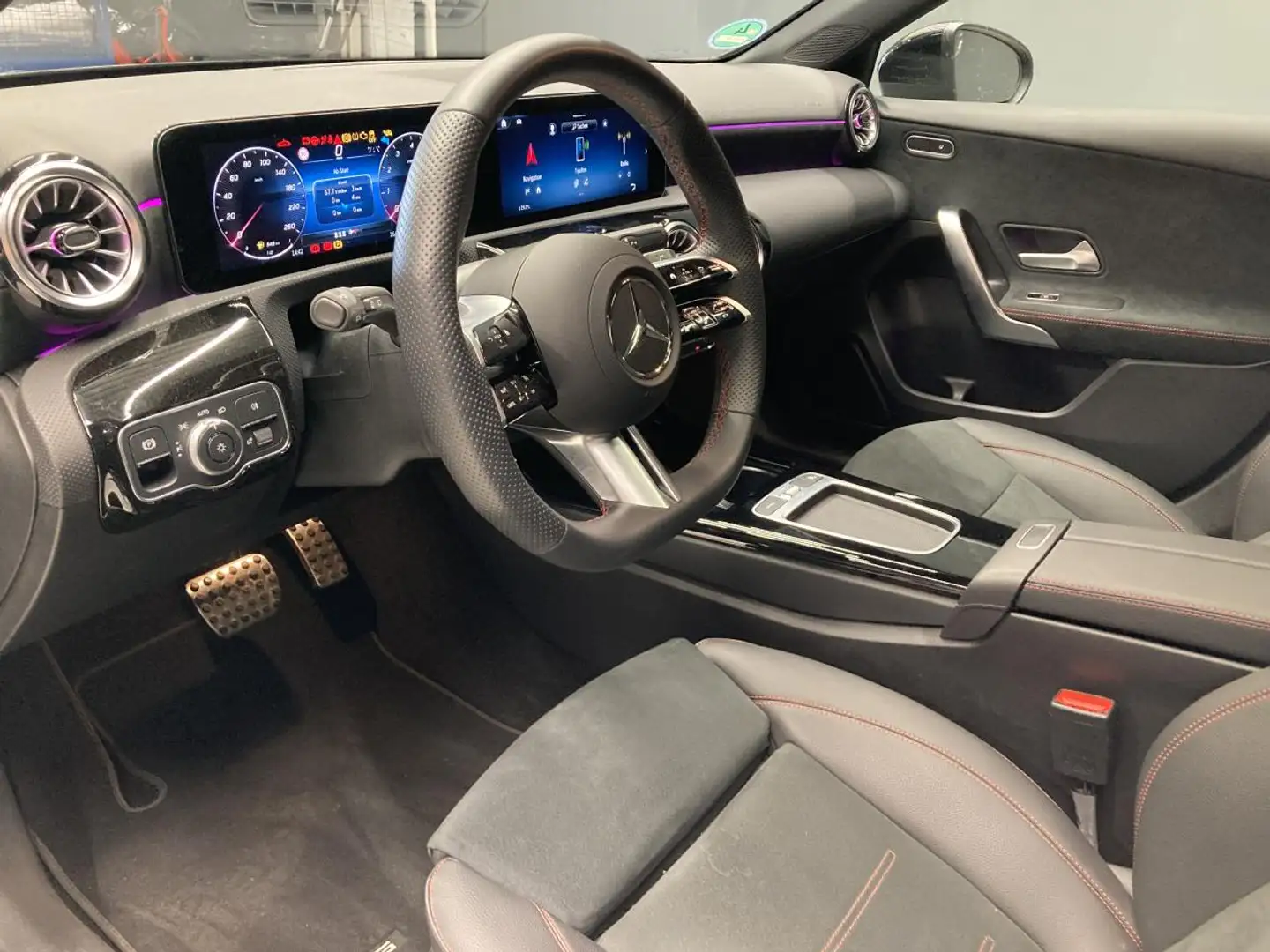 Mercedes-Benz A 200 AMG Advanced Plus Panodach Night Multibeam Schwarz - 2