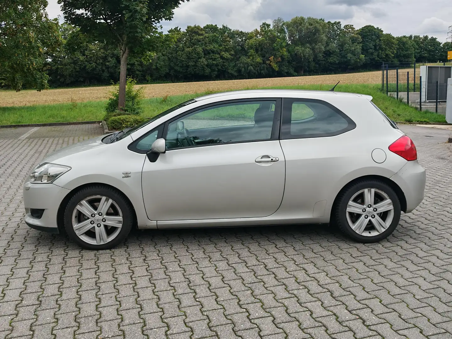 Toyota Auris Auris 2.2 D-4D D-CAT Argent - 2