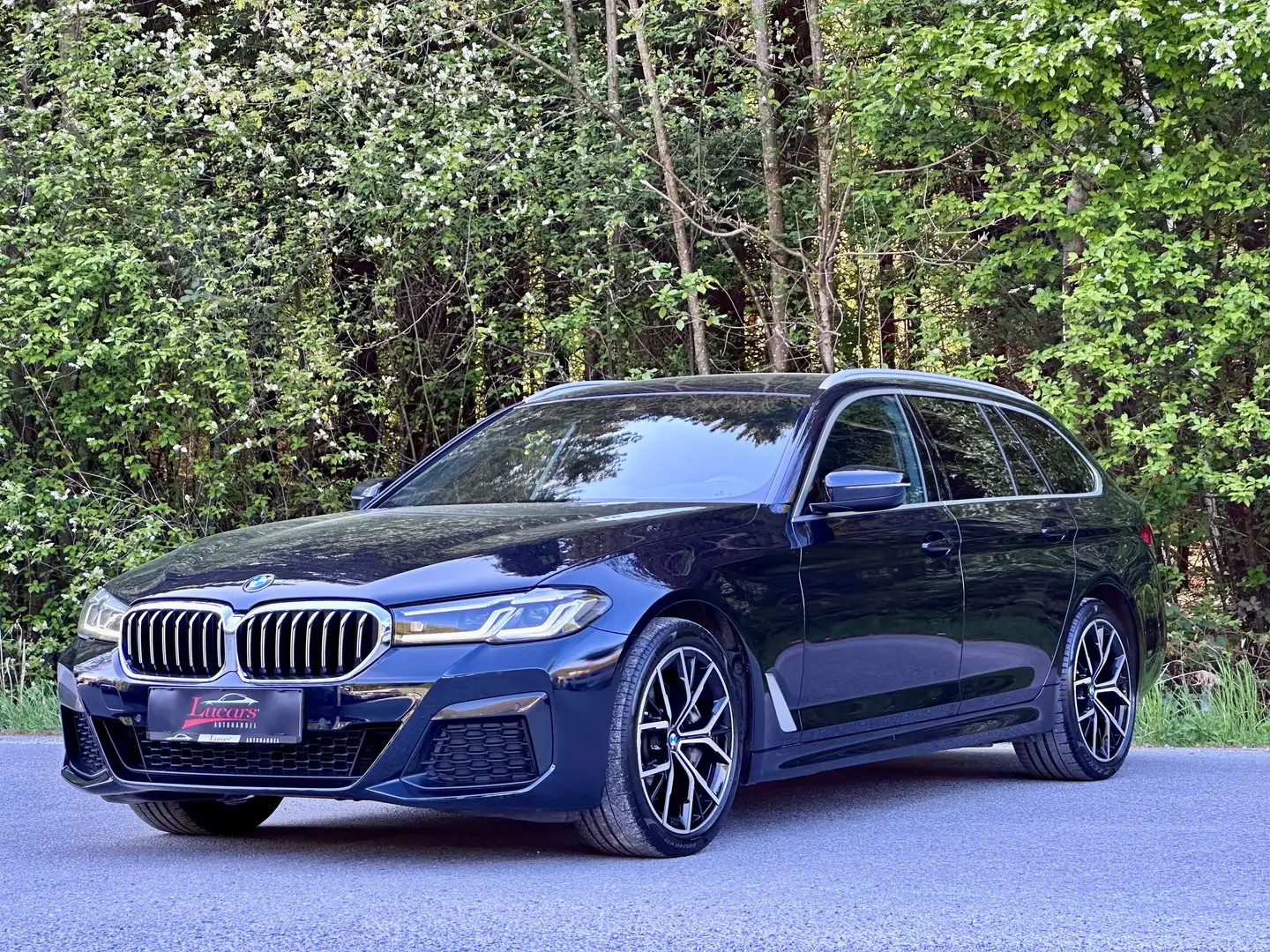 BMW 530 d xDrive M Sport Aut. AHK*HEAD-UP*SOFT-CLOSE*1HAND Schwarz - 1