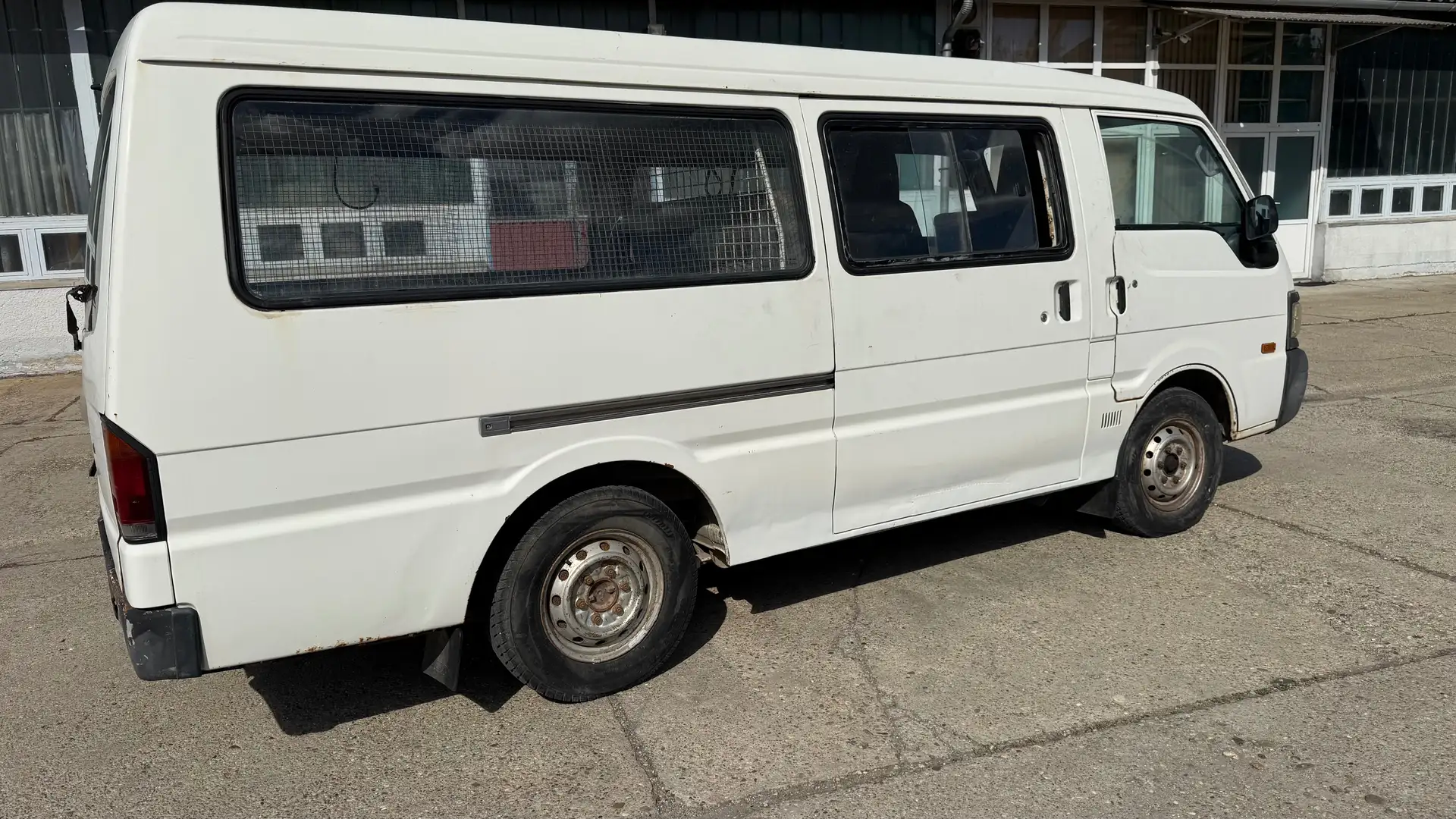 Mazda E Series E2200 Weiß - 2