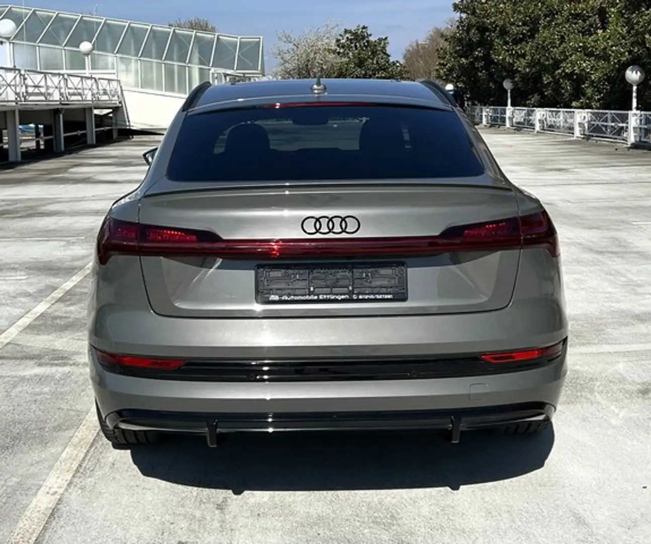 Audi e-tron Sportback 55 quattro S line Black NP:111T Grijs - 2