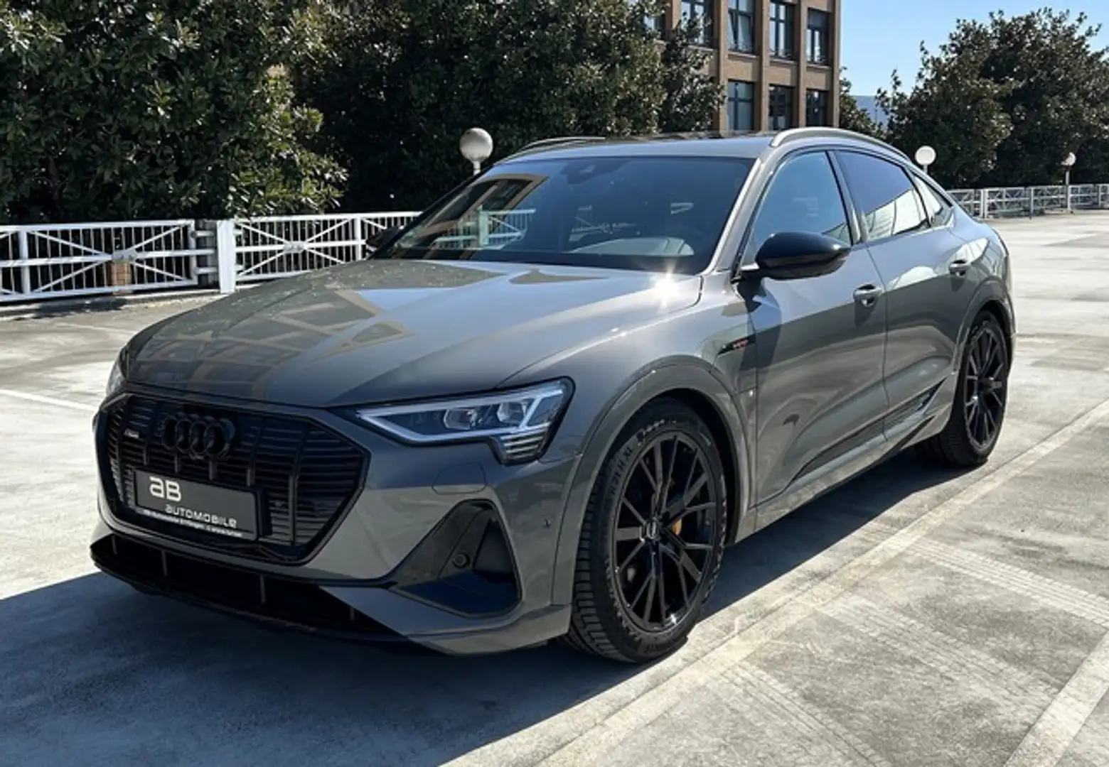 Audi e-tron Sportback 55 quattro S line Black NP:111T Grijs - 1