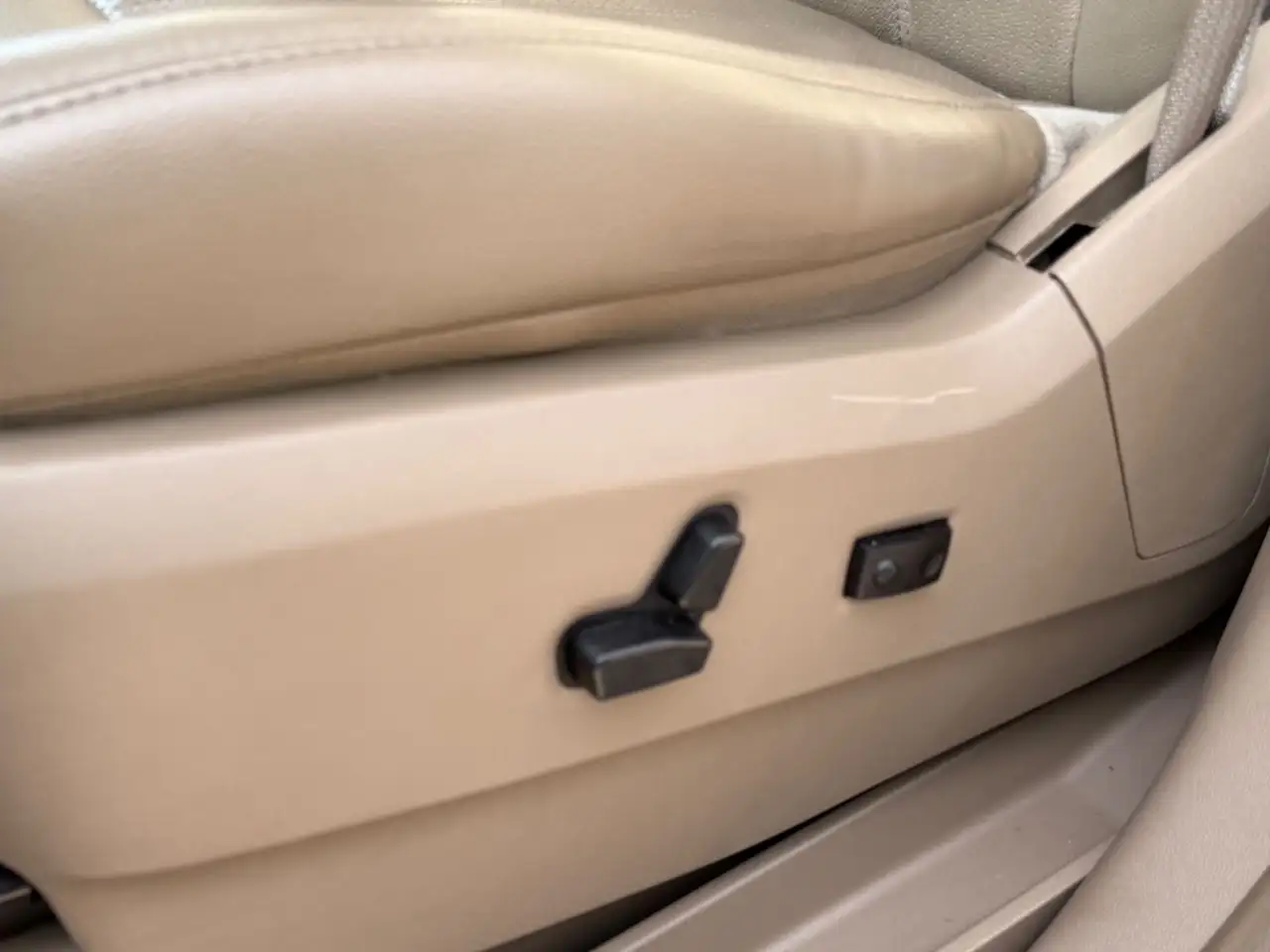 LANCIA VOYAGER GOLD 2.8 MULTIJET 178ch BVA - 7 PLACES - CUIR - TOIT PANORAMIQUE - PORTES COULISSANTES ÉLECTRIQUES - HAYON ÉLECTRIQUE