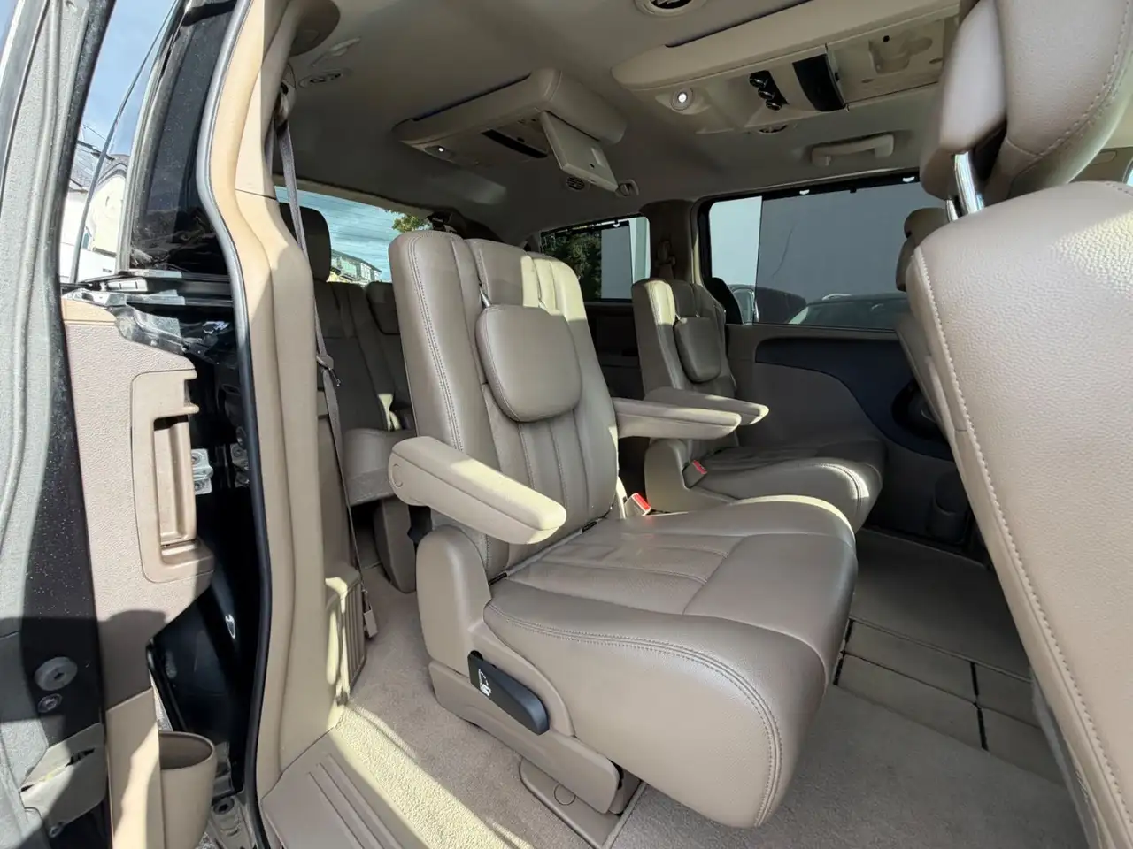 LANCIA VOYAGER GOLD 2.8 MULTIJET 178ch BVA - 7 PLACES - CUIR - TOIT PANORAMIQUE - PORTES COULISSANTES ÉLECTRIQUES - HAYON ÉLECTRIQUE