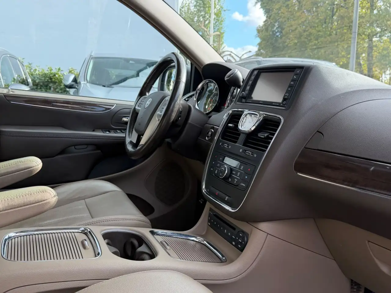 LANCIA VOYAGER GOLD 2.8 MULTIJET 178ch BVA - 7 PLACES - CUIR - TOIT PANORAMIQUE - PORTES COULISSANTES ÉLECTRIQUES - HAYON ÉLECTRIQUE
